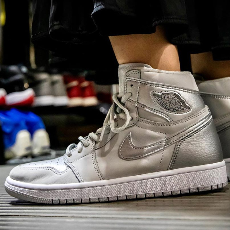 Air Jordan 1 Japan Exclusive Metallic Silver Neutral Grey On Feet 2001 2020 Dc1788 029 (1) - newkick.cc