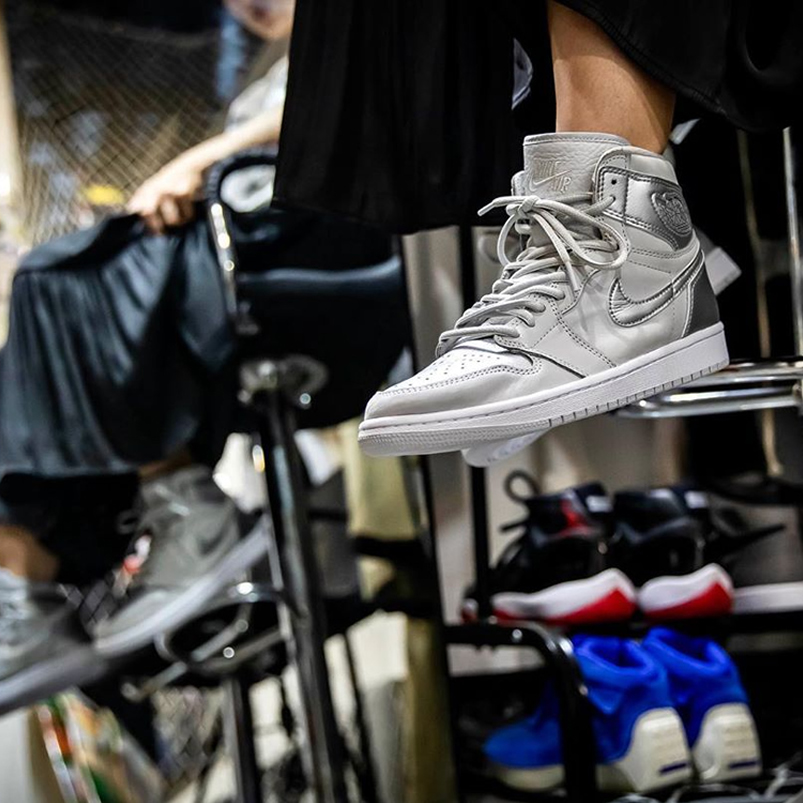 Air Jordan 1 Japan Exclusive Metallic Silver Neutral Grey On Feet 2001 2020 Dc1788 029 (3) - newkick.cc