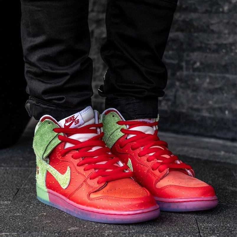 Nike Sb Dunk High Strawberry Cough On Feet Cw7093 600 (2) - newkick.cc