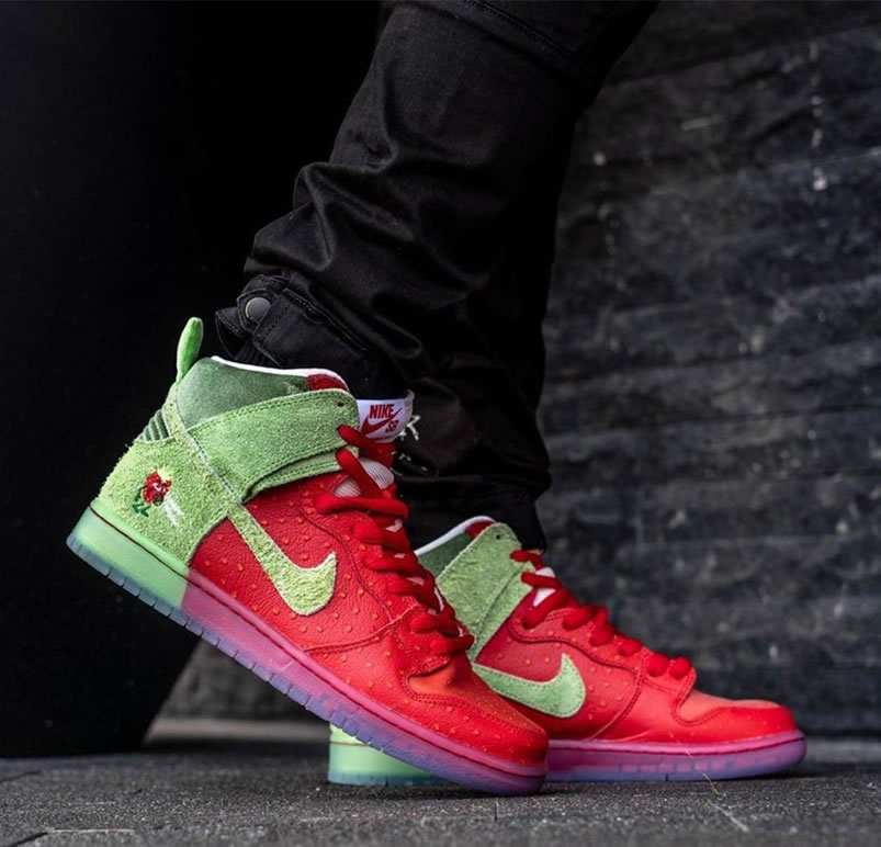 Nike Sb Dunk High Strawberry Cough On Feet Cw7093 600 (3) - newkick.cc