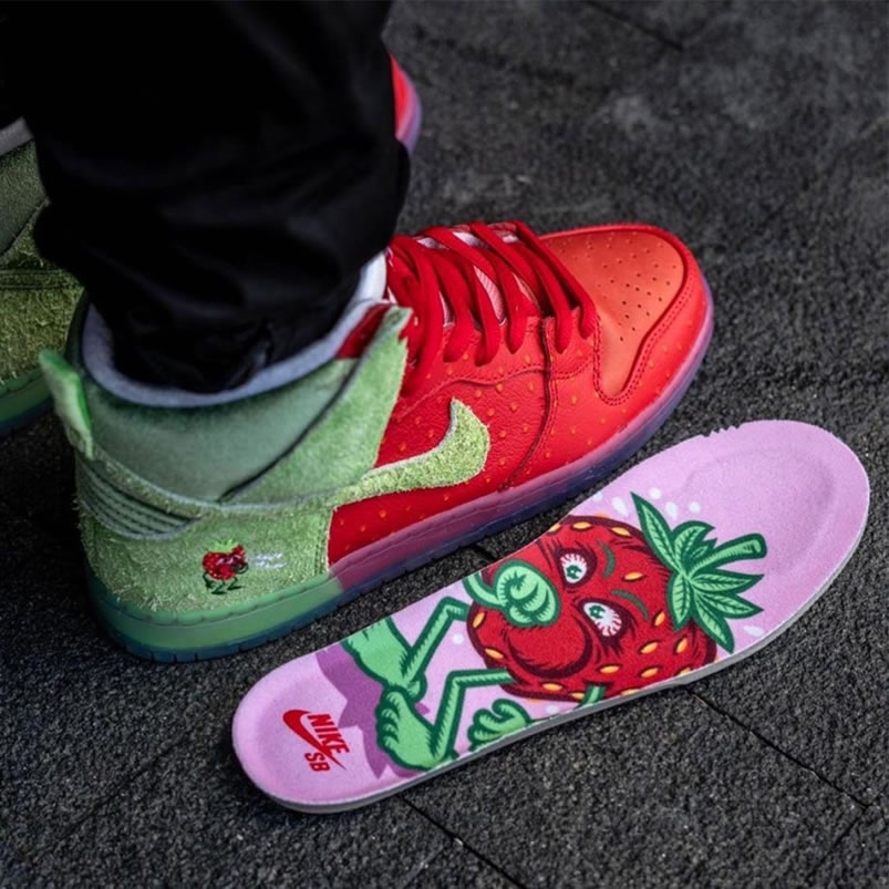 Nike Sb Dunk High Strawberry Cough On Feet Cw7093 600 (4) - newkick.cc