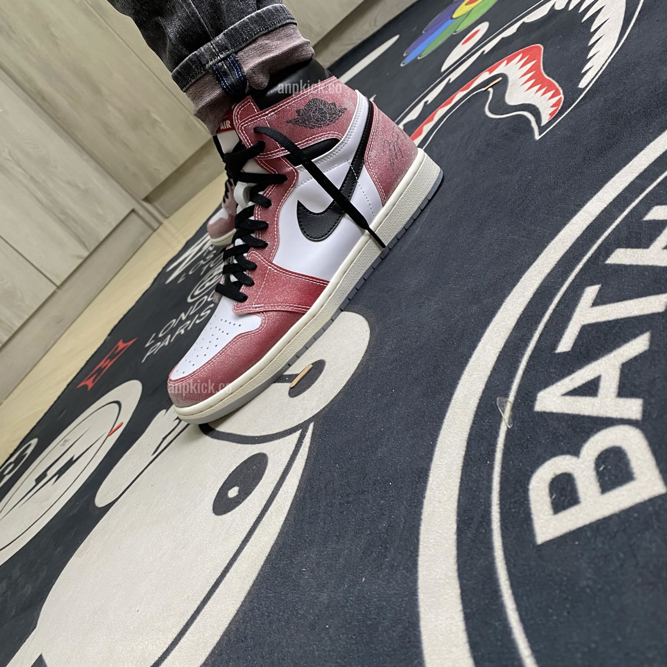 Anpkick Trophy Room Air Jordan 1 High Og Sp Chicago First Look Da2728 100 (1) - newkick.cc