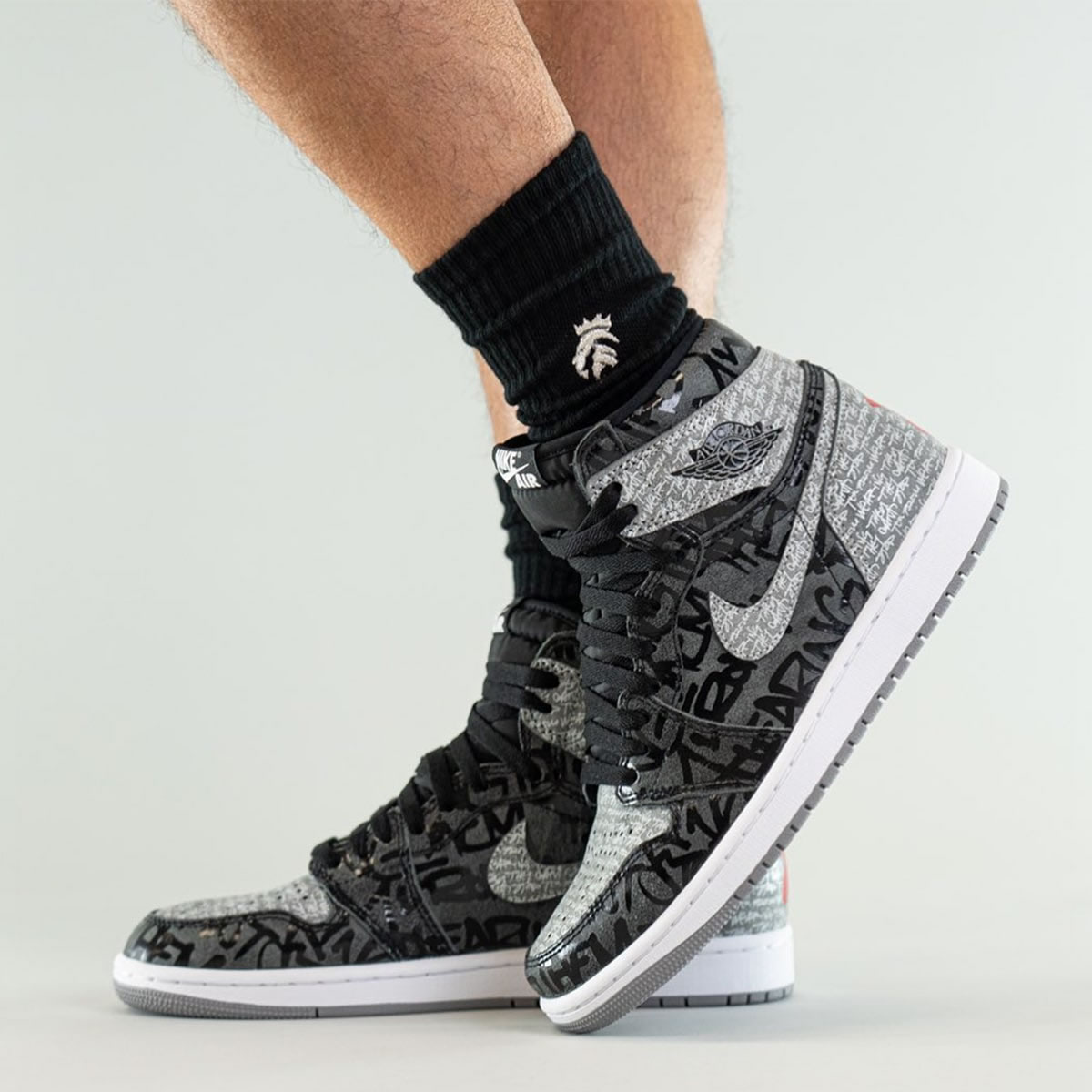 Air Jordan 1 High Og Rebellionaire Black White Particle Grey On Feet 555088 036 (5) - newkick.cc