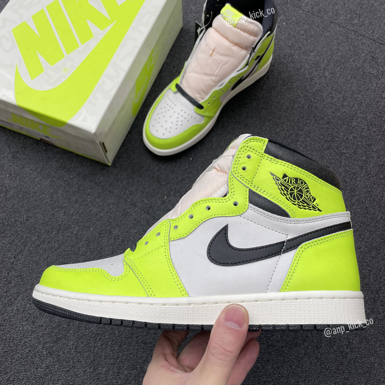 Air Jordan 1 Retro High Og Anpkick Volt Black Sail 555088 702 (1) - newkick.cc