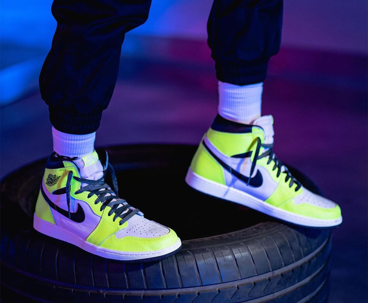 Air Jordan 1 Retro High Og Volt Black Sail On Feet 555088 702 (4) - newkick.cc