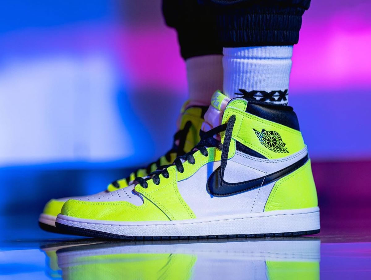 Air Jordan 1 Retro High Og Volt Black Sail On Feet 555088 702 (7) - newkick.cc