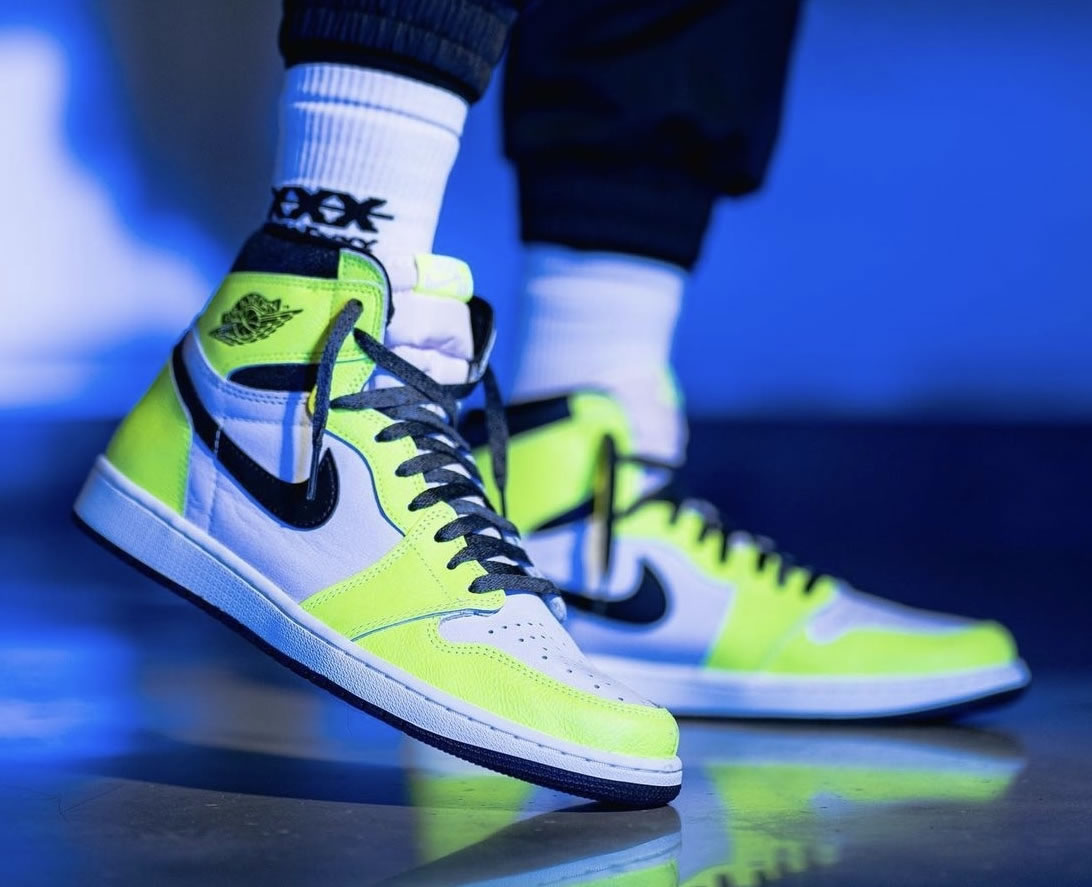 Air Jordan 1 Retro High Og Volt Black Sail On Feet 555088 702 (8) - newkick.cc