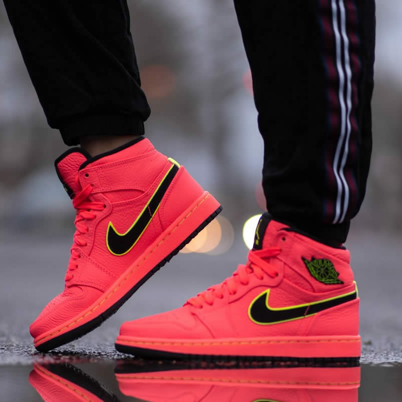 Air Jordan 1 Retro Premium Hot Punch On Feet Pink Pics Womens Aq9131 600 (1) - newkick.cc