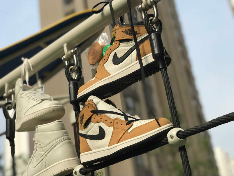 Air Jordan 1 'Rookie Of The Year' Pics 555088-700