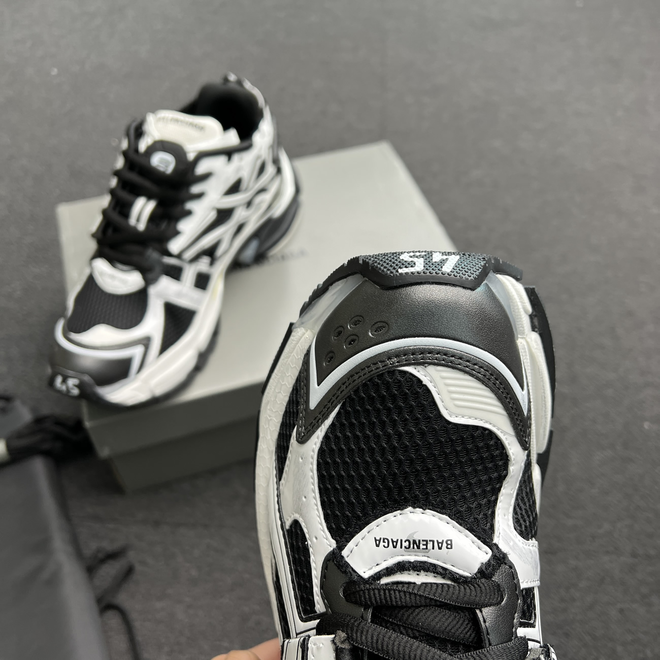 Balenciaga Runner White Black White 677403w3rb29010 (2) - newkick.cc