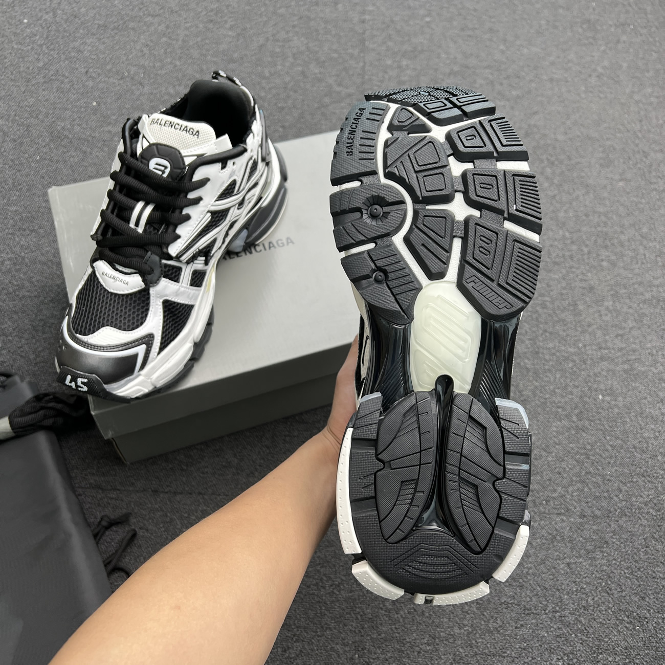 Balenciaga Runner White Black White 677403w3rb29010 (4) - newkick.cc