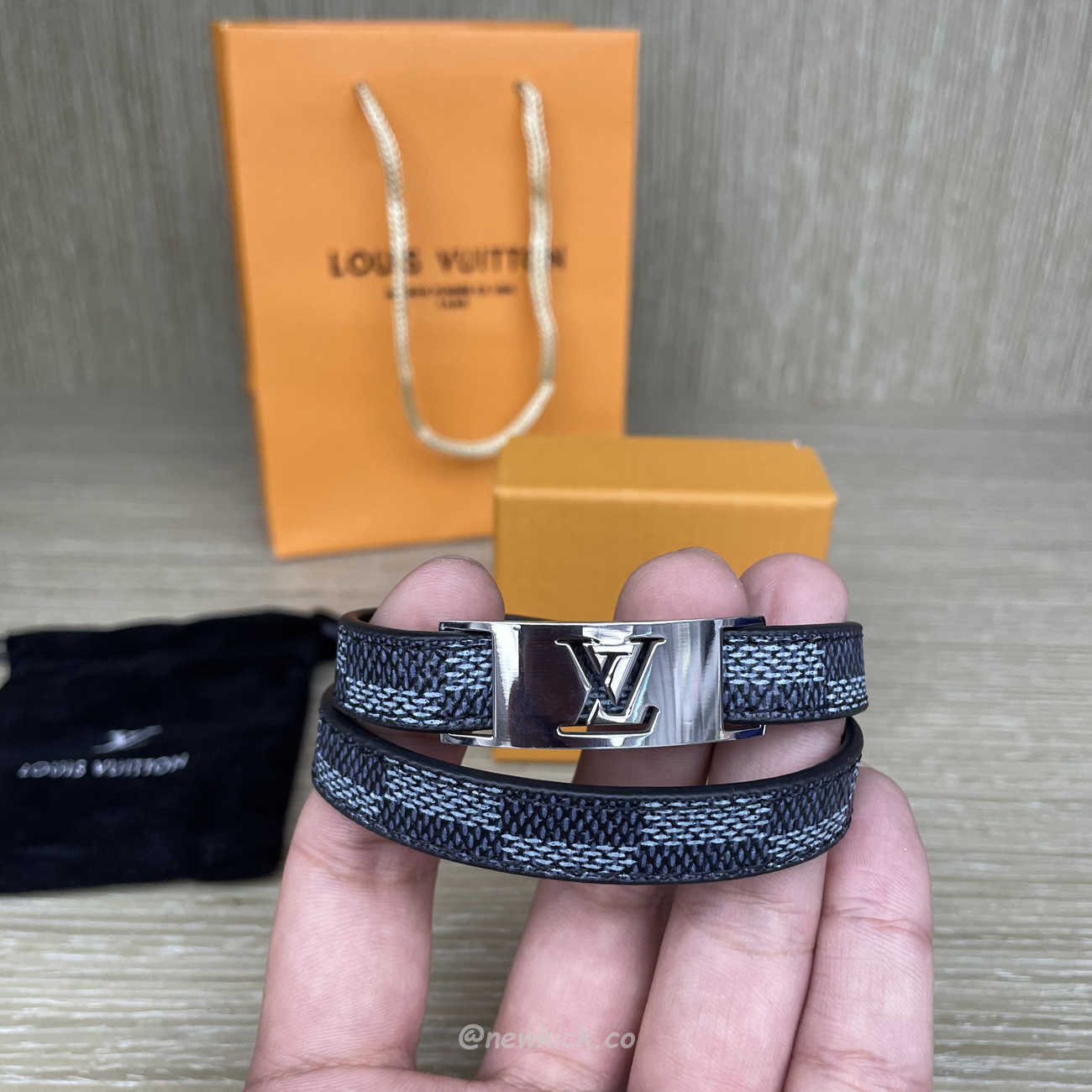 Louis Vuitton Leather Bracelet (2) - newkick.cc