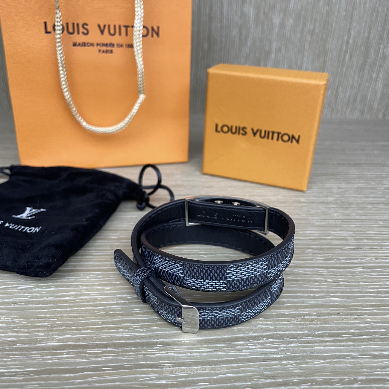 Louis Vuitton Leather Bracelet (3) - newkick.cc