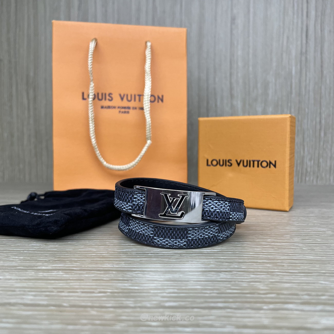 Louis Vuitton Leather Bracelet (4) - newkick.cc