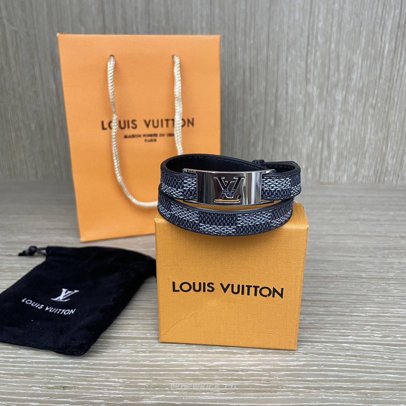 Louis Vuitton Leather Bracelet (5) - newkick.cc