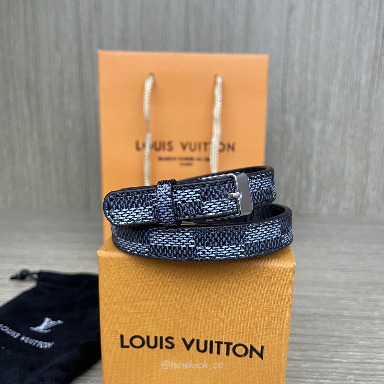 Louis Vuitton Leather Bracelet (7) - newkick.cc