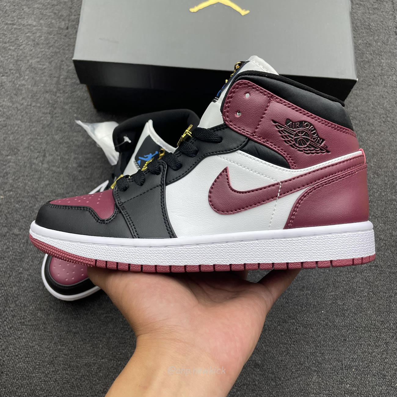 Air Jordan 1 Mid Se Black Dark Beetroot Womens Cz4385 016 (8) - newkick.cc