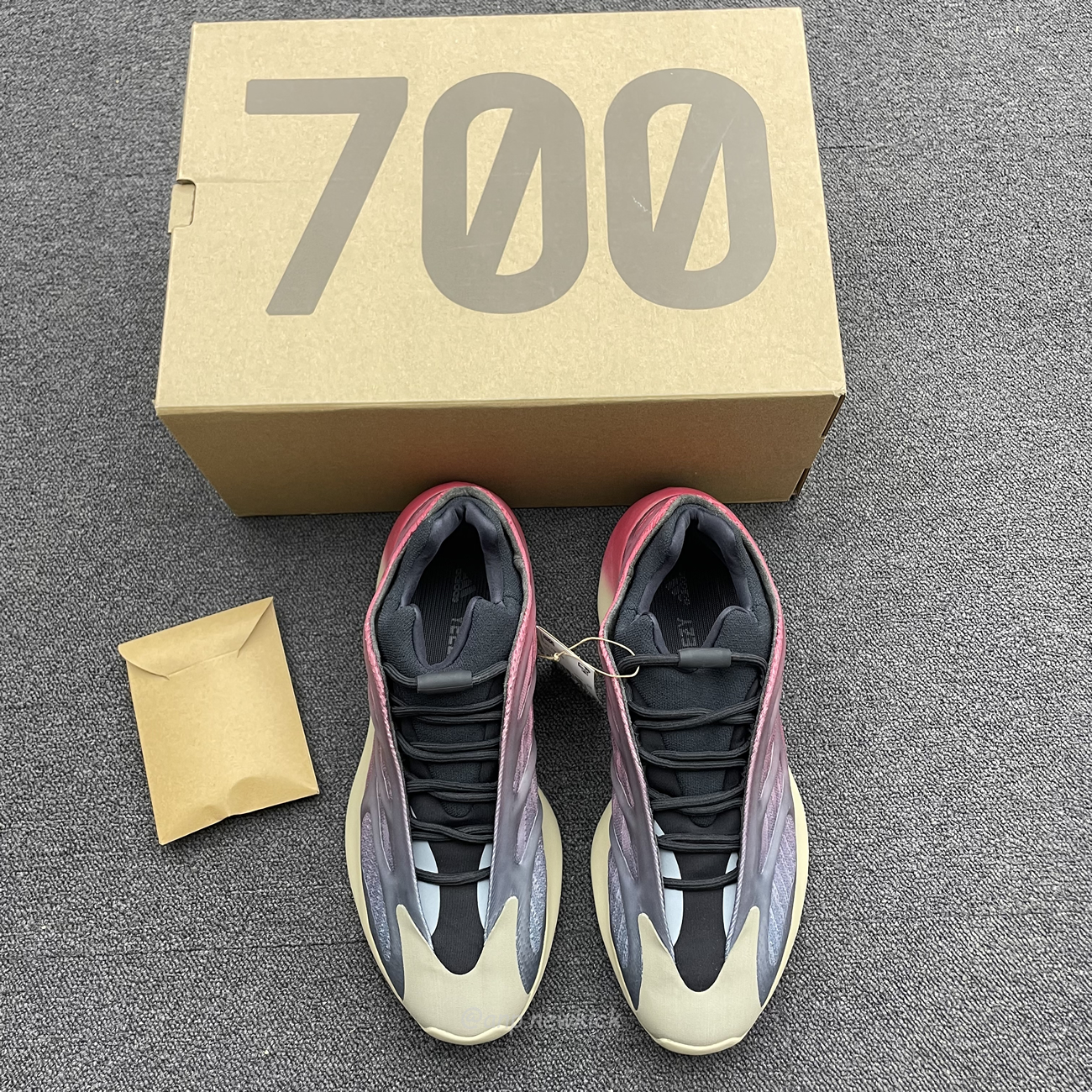 Adidas Yeezy 700 V3 Fade Carbon Gw1814 (3) - newkick.cc