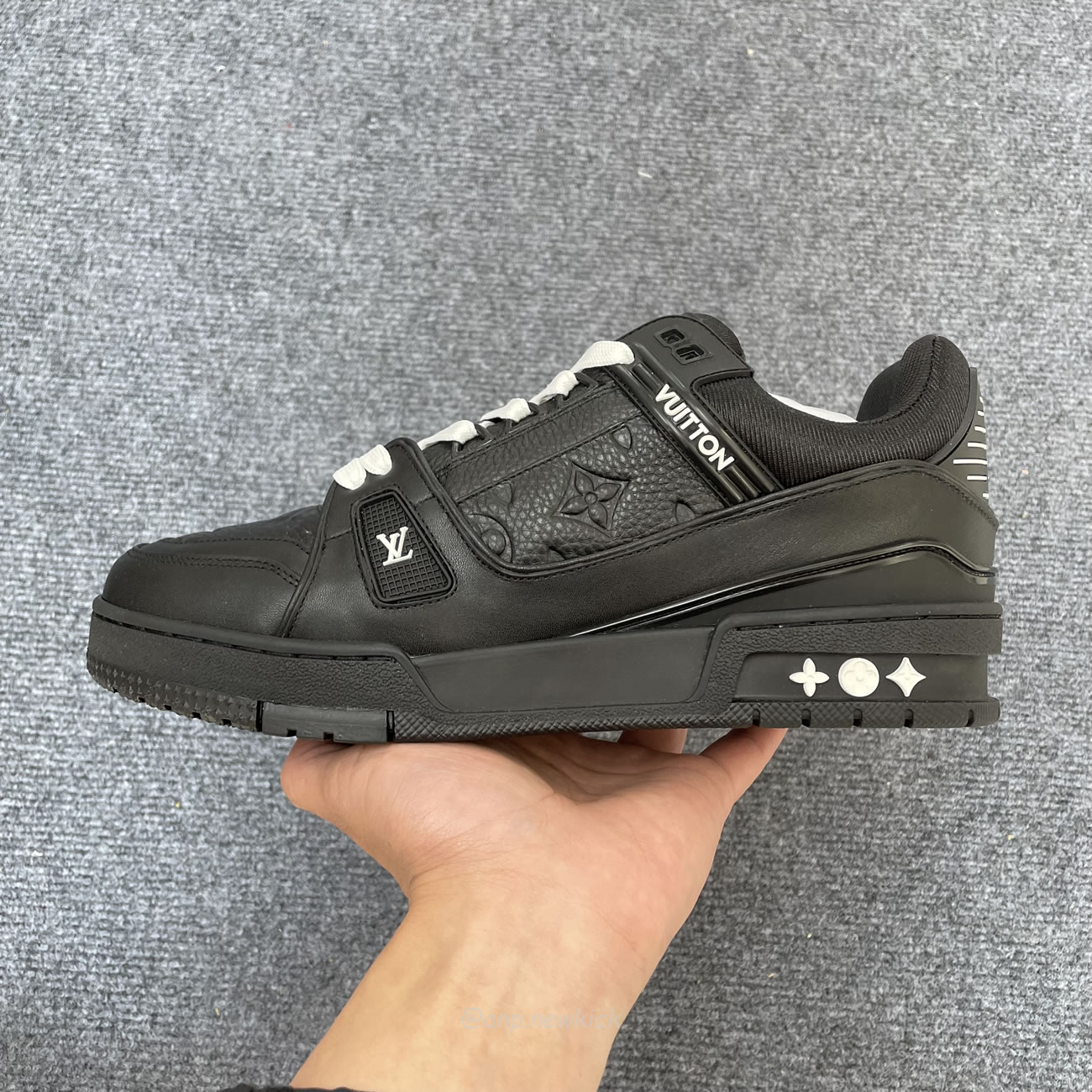 Louis Vuitton Sportschuh Schwarz Eingeprägtes Monogramm 1aarey (2) - newkick.cc