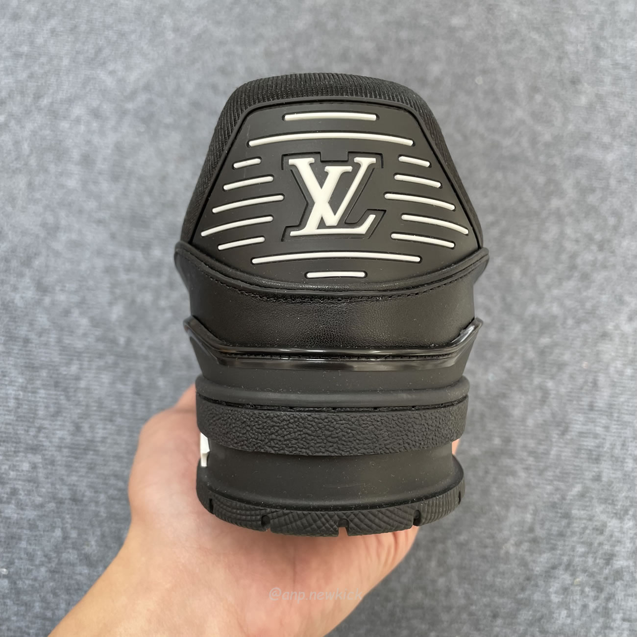 Louis Vuitton Sportschuh Schwarz Eingeprägtes Monogramm 1aarey (6) - newkick.cc