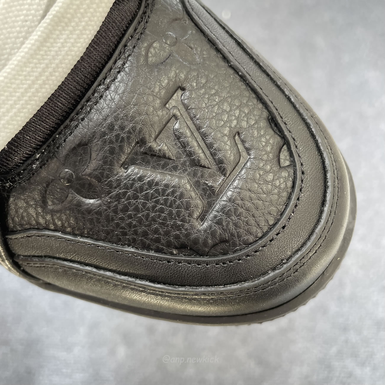 Louis Vuitton Sportschuh Schwarz Eingeprägtes Monogramm 1aarey (7) - newkick.cc