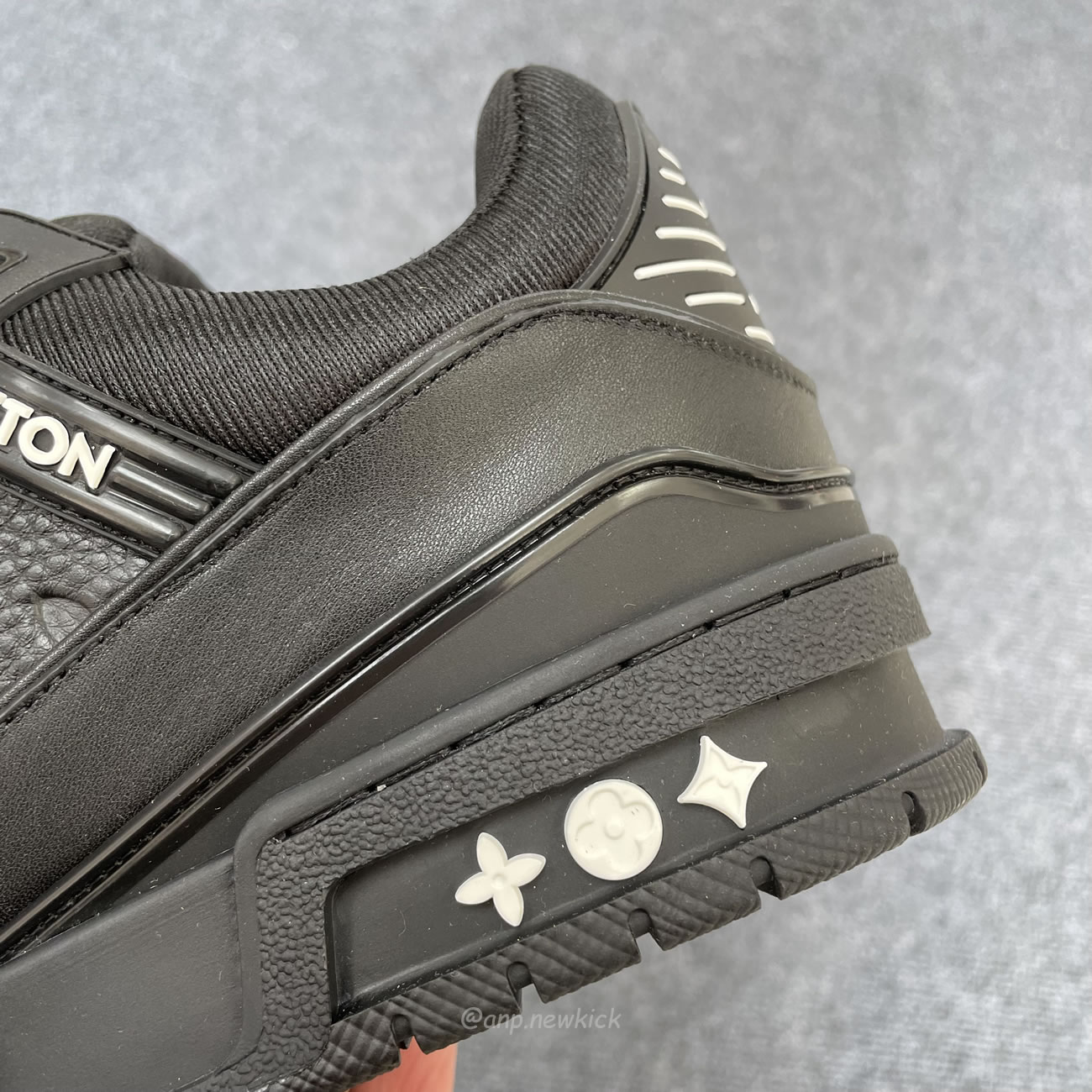 Louis Vuitton Sportschuh Schwarz Eingeprägtes Monogramm 1aarey (9) - newkick.cc