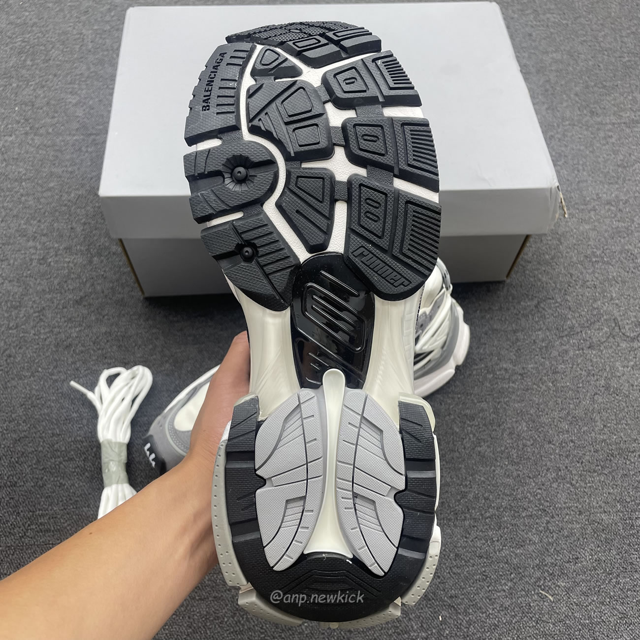 Balenciaga Runner Grey White Black 772774w3rny9012 (5) - newkick.cc