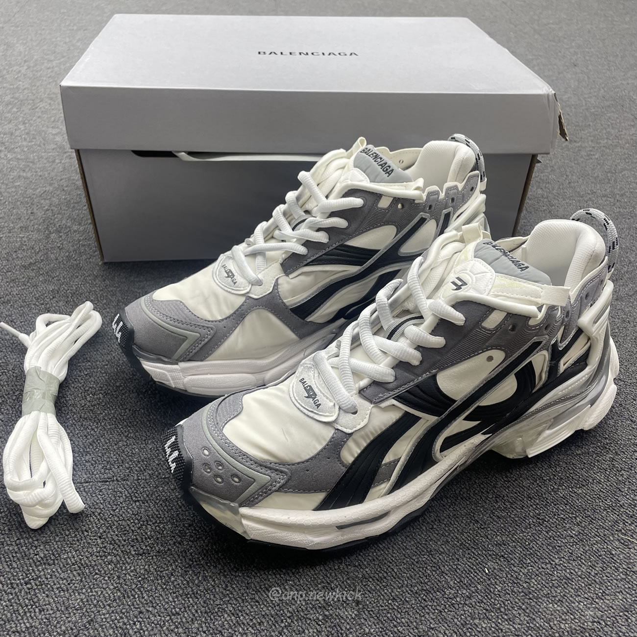 Balenciaga Runner Grey White Black 772774w3rny9012 (9) - newkick.cc