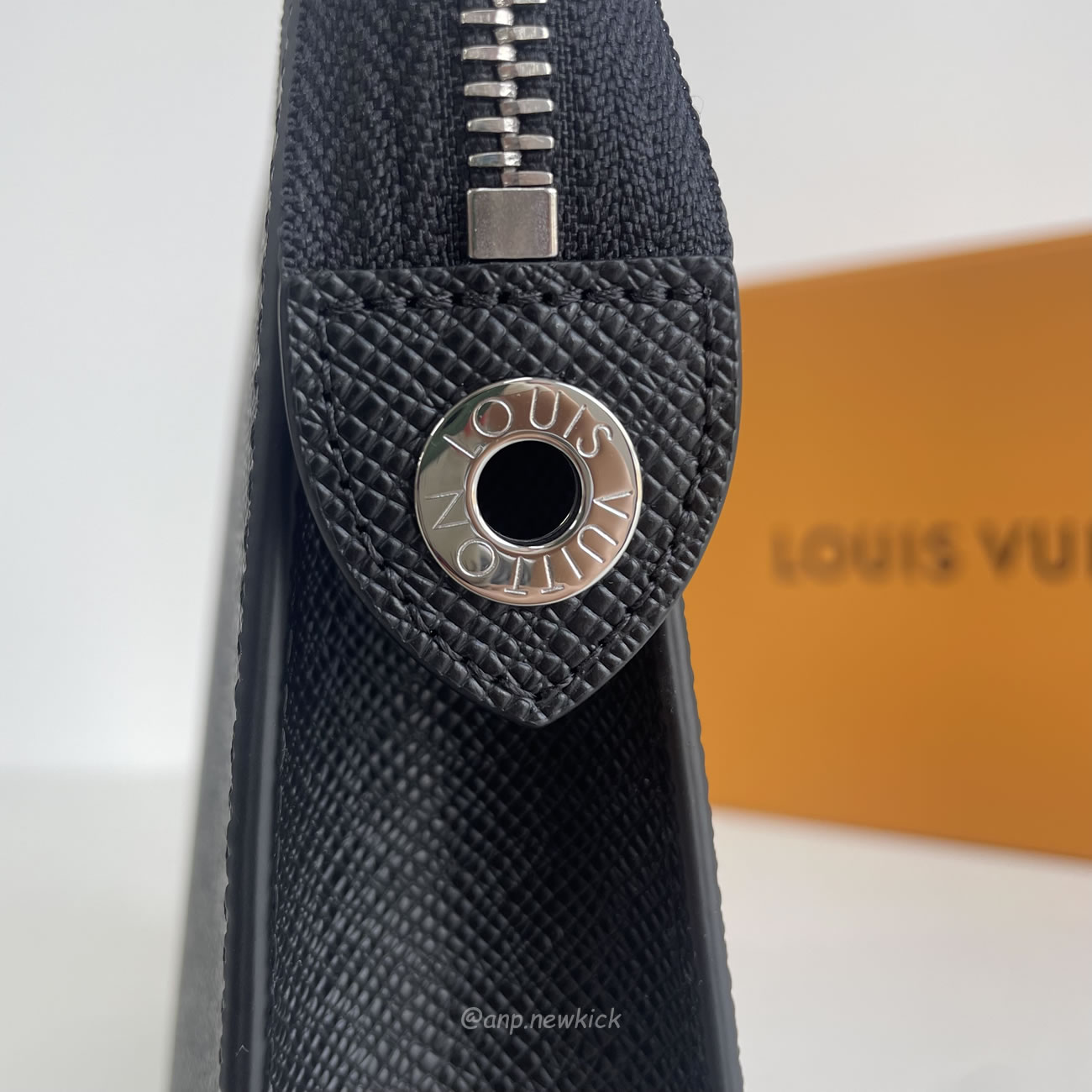 Louis Vuitton Pochette Voyage M30450 (3) - newkick.cc