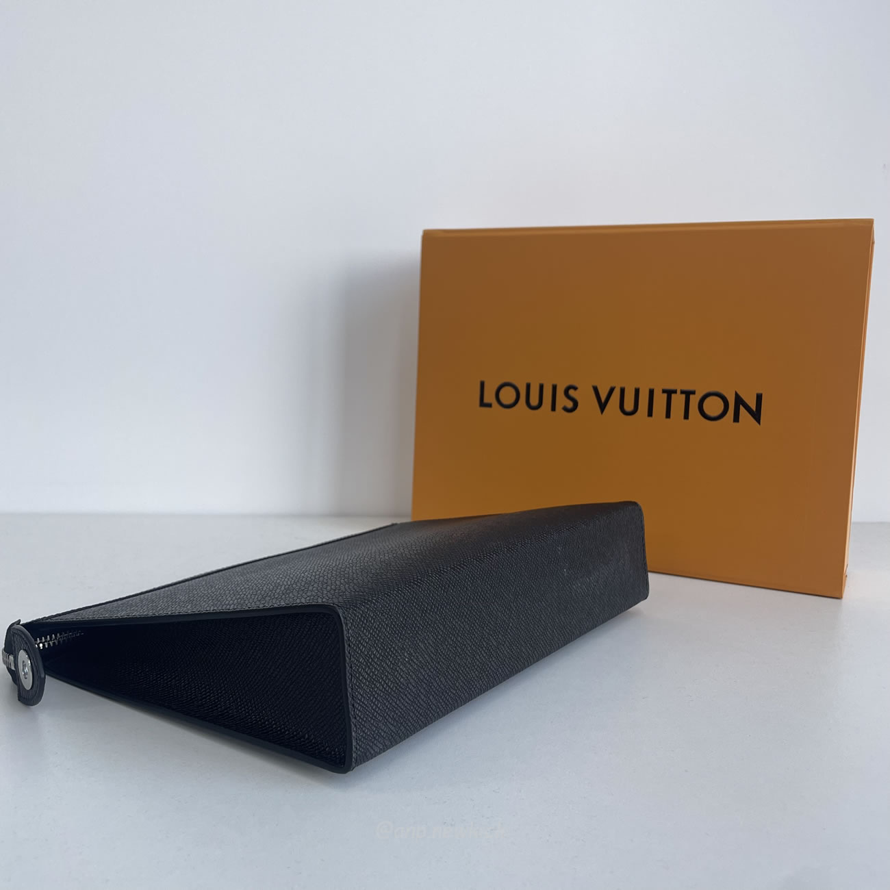 Louis Vuitton Pochette Voyage M30450 (8) - newkick.cc