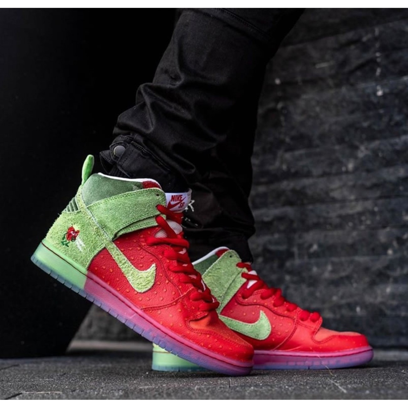 Nike SB Dunk High "Strawberry Cough" CW7093-600